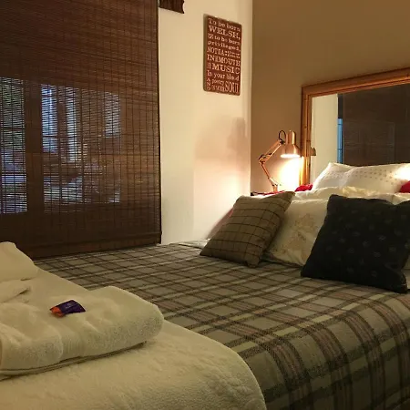 Wynberg House Bed & Breakfast Swansea-2